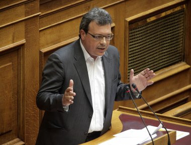 Φάμελλος: «Να μην κάνουν αντιπολίτευση από τις ξαπλώστρες»